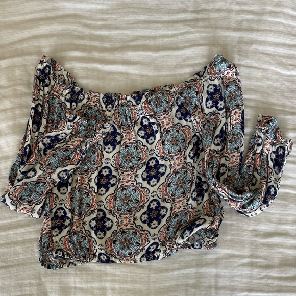 Off the shoulder printed shirt. - Picture 1 of 2